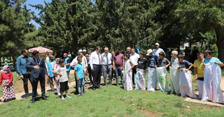 Vali Ayhan, çocuklara dondurma dağıttı