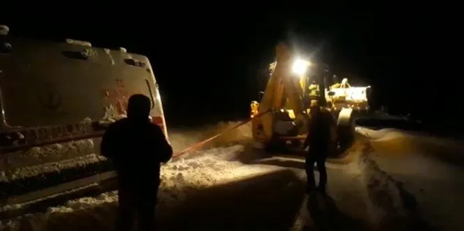 Kara saplanan ambulansı karla mücadele ekipleri kurtardı