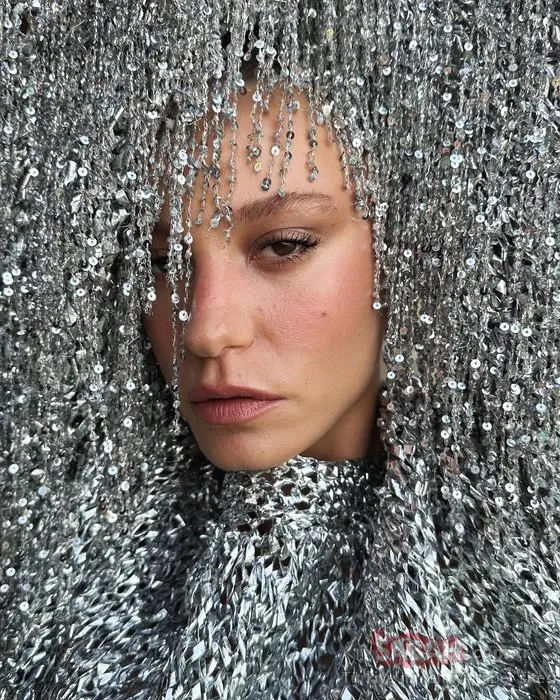 Serenay zammı...Serenay Sarıkaya ile aşk yaşayan şarkıcı Mert Demir’den yeni tarife!
