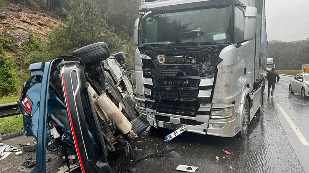 Mersin'de TIR kazası: 1 ölü, 5 yaralı