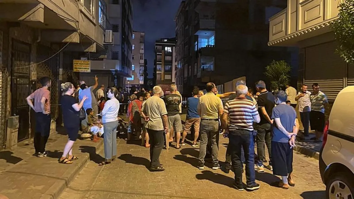 Bahçelievler’de 6 katlı bina tedbir amaçlı boşaltıldı Bahçelievler’de 6 katlı bina tedbir amaçlı boşaltıldı