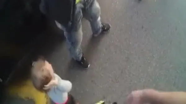 Babasının gözaltına alındığını gören küçük kız da ellerini kaldırıp polise yürüdü!