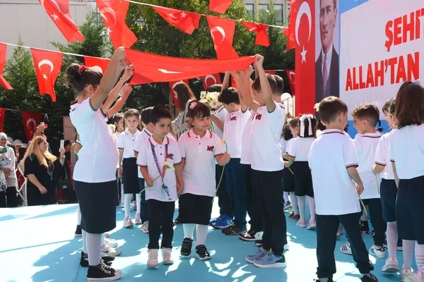 yeni-egitim-ogretim-yili-basladi-milyonlarca-ogrenci-icin-ders-zili-caldi-1725872773228.jpg