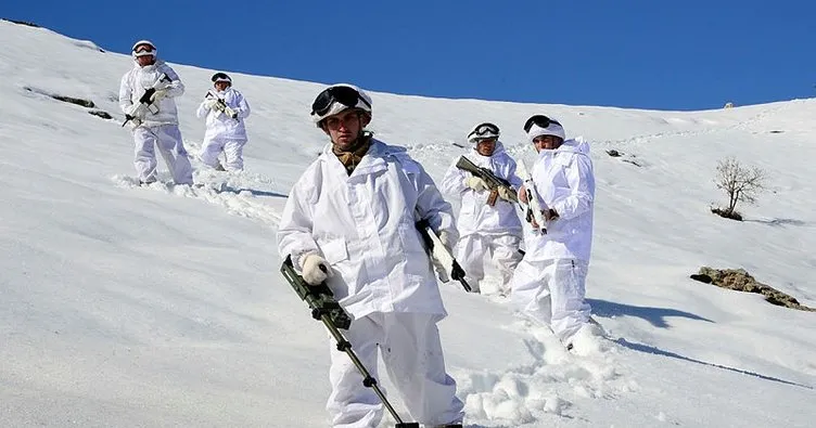 Jandarma Özel Harekat timlerinin karlı tepelerde vatan nöbeti
