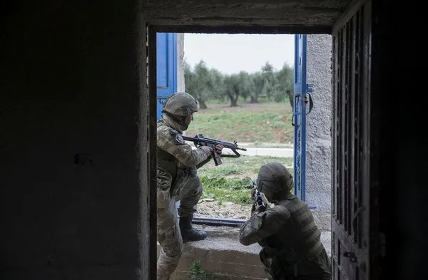 Mehmetçik Afrin'de teröristlerin tam teşekküllü yer altı hastanesine girdi