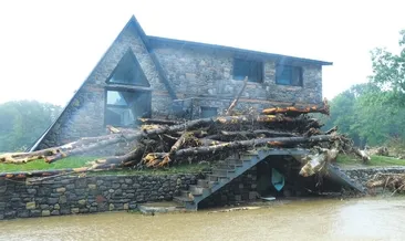 Dereler taştı sokaklar göle döndü: 2 kişi öldü, 4 kişi aranıyor