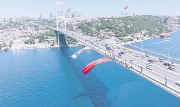 Boğaz köprülerinde ay yıldız dalgalanıyor