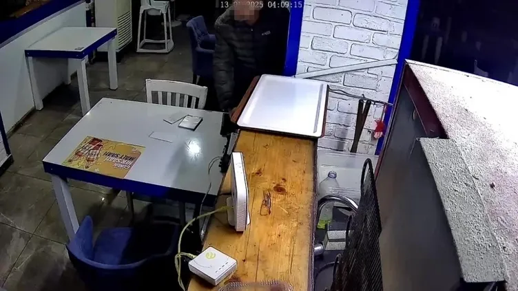 Hırsızlık için girdi! Çalışan ile göz göze gelince öyle bir savunma yaptı ki! Tuvaletim geldi