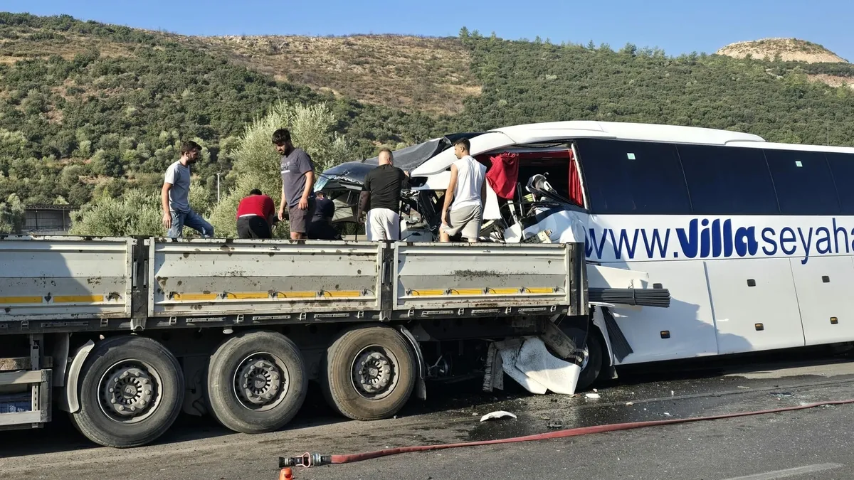 SON DAKİKA | Muğla'da tur otobüsü TIR'a çarptı: Ölü ve yaralılar var! haber görseli