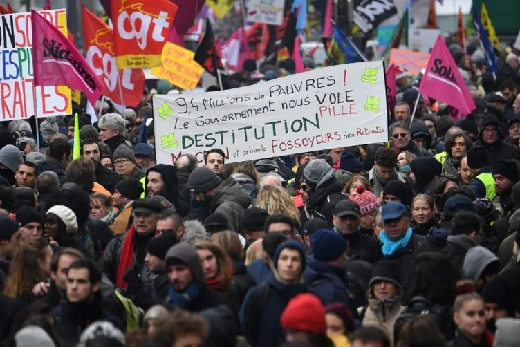 Paris'te polisten göstericilere sis bombasıyla müdahale