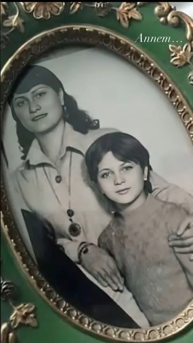 Sibel Can'ın dinmeyen anne özlemi... Sibel Can'ın annesi ile çocukluk paylaşımı herkesi hüzünlendirdi!