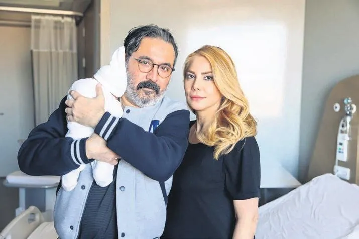 Gazeteci Tuba Kalçık ve oyuncu Mustafa Üstündağ’ın mutlu günü! Oğullarını kucaklarına aldılar! Bakın ismini ne koymuşlar...