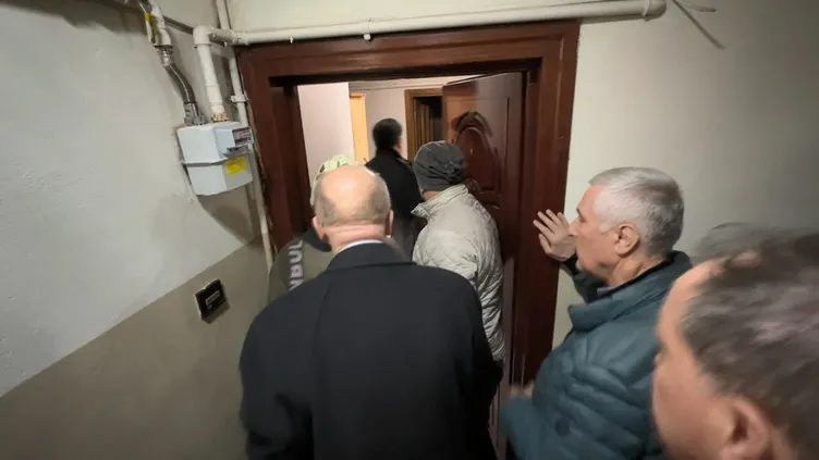 Babası ölünce annesi kalp krizi geçirdi! Talihsiz evlat her yerde aranıyordu! Öyle bir halde bulundu ki....