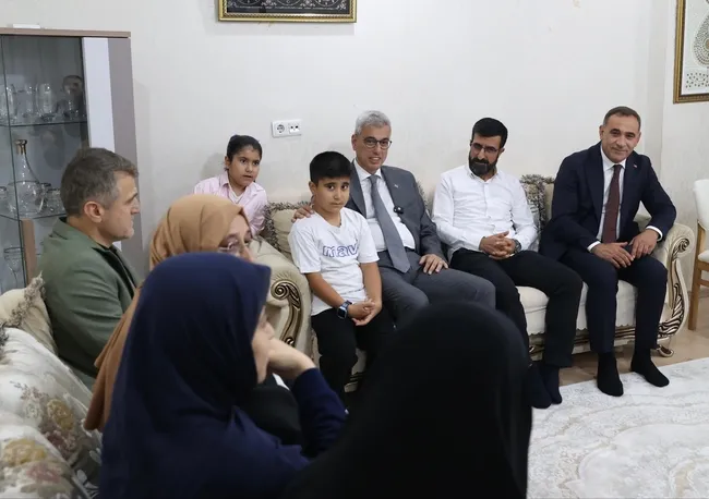 bakan-memisoglu-istanbulda-gazi-servet-cani-ve-ailesini-ziyaret-etti-1790532215697.jpg