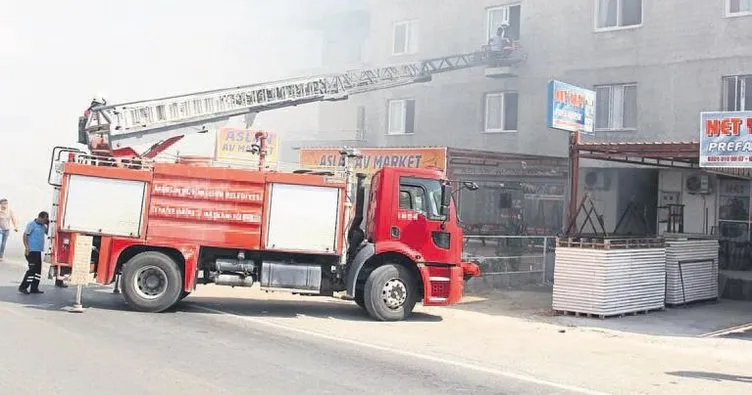 Erdemli’de depo yangını korkuttu