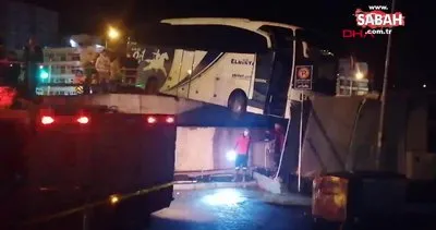 Bariyeri aşan yolcu otobüsü, köprüde asılı kaldı | Video
