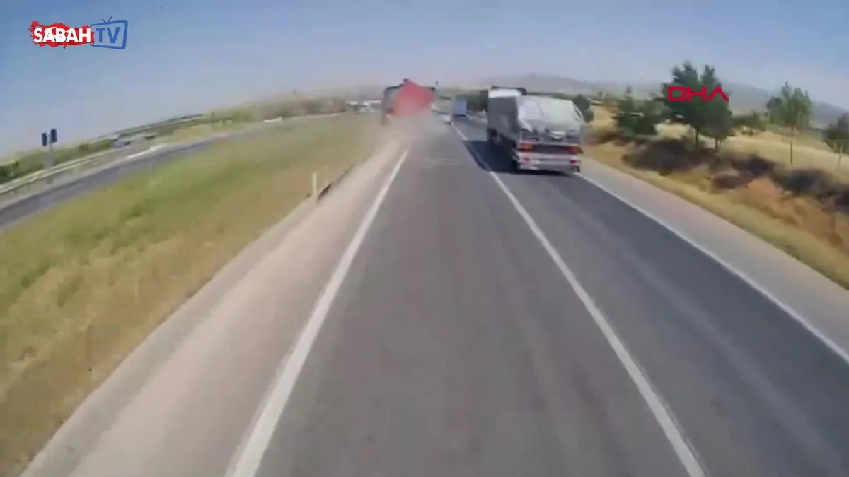 Freni boşalan TIR karşı yöne geçerek 4 araca çarptı! O anlar kamerada | Video videosunu izle Freni boşalan TIR karşı yöne geçerek 4 araca çarptı! O anlar kamerada | Video videosunu izle