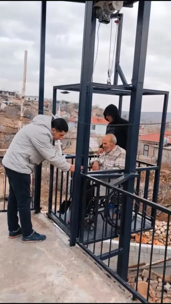 gorme-ve-yurume-engelli-vatandasa-asansor-hizmeti-hizmetimiz-devam-edecek-1737214039095.jpg