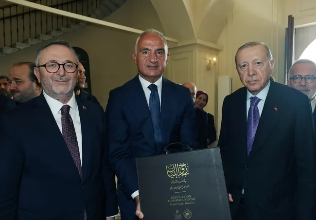 1791210712721.jpg 23 yıllık emek el yazısıyla yeniden hayat buldu: Tefsîri’l-Kur’ân, Bakan Ersoy tarafından Başkan Erdoğan’a takdim edildi