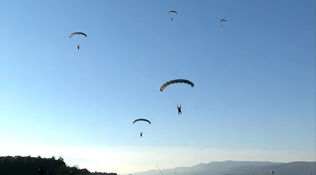 msb-sat-komandolarinin-parasut-egitimi-goruntulerini-paylasti-1785175970467.jpeg