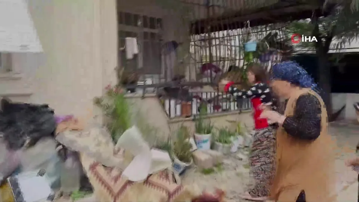 Antalya’da daire içerisinde ve bahçede biriktirilen çöpler vatandaşı isyan ettirdi | Video videosunu izle Antalya’da daire içerisinde ve bahçede biriktirilen çöpler vatandaşı isyan ettirdi | Video videosunu izle