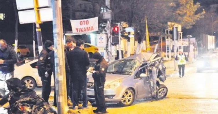 Minibüs, 2 otomobile çarptı: 1 ölü, 3 yaralı