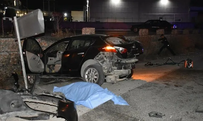 Karşı şeride geçen otomobil önce cipe sonra duvara çarptı: 2 ölü, 2 yaralı
