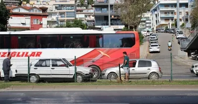 Adliye karşısında iki otomobil çarpıştı