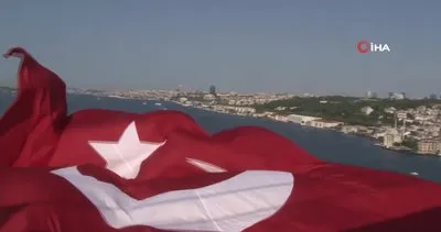 Darbenin 7’nci yılında dev Türk bayrağı 15 Temmuz Şehitler Köprüsü’ne asıldı | Video