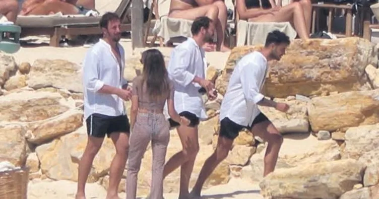 Plajda beyaz gömlek şov