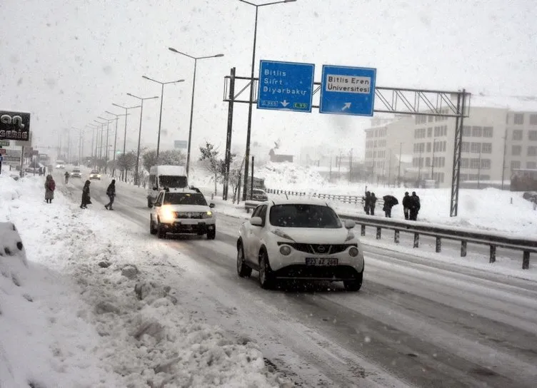 Bitlis’te yoğun kar yağışı: Okullar tatil edildi!