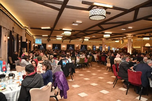 sanliurfada-dayanisma-vakiflarinin-iftar-yemeginde-yuzlerce-kisi-ayni-sofrada-bulustu-1680465440065.jpeg
