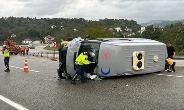 Ordu'da hasta nakil aracı efüje çarpıp yan yattı: Sürücü yaralı! #ordu