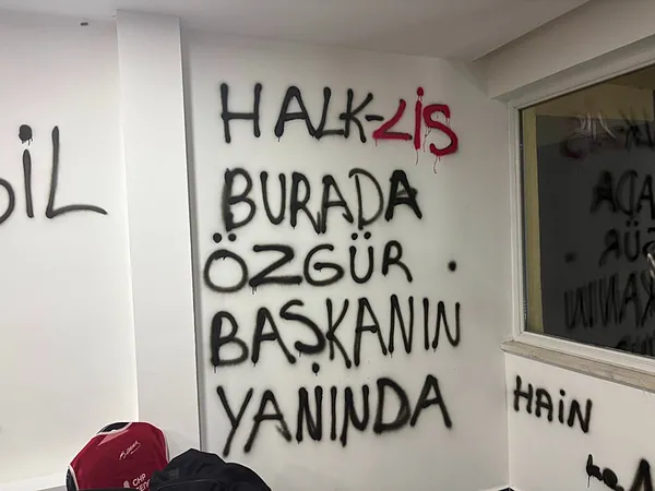 chpde-kayseri-depremi-parti-binasinin-duvarlarina-sprey-boyalarla-yazdilar-1782370333892.jpeg