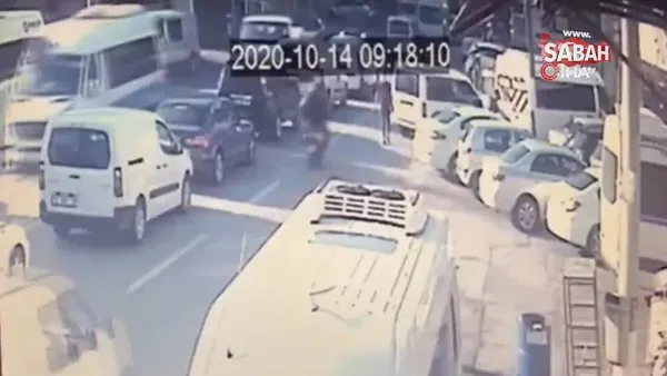 Son dakika! Bursa'da sollamaya çalışan kamyonet park halindeki araçları böyle biçti | Video