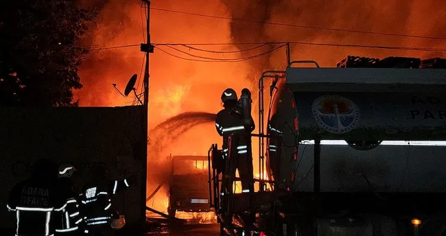 Adana'da palet deposu alevlere teslim oldu -