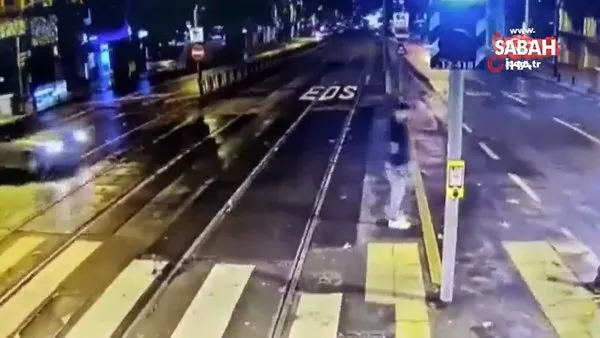 Tramvay yolunda akıl almaz kaza! Yayanın saniyelerle ölümden döndüğü anlar kamerada  | Video