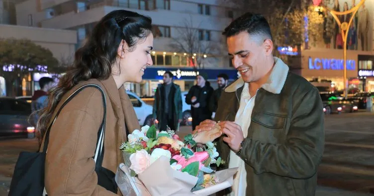 Erzincan’da dev ekran karşısında sürpriz evlilik teklifi