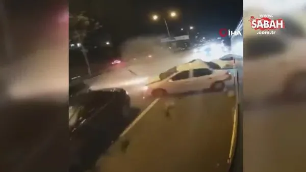 Kadıköy'de 5 kişinin yaralandığı zincirleme trafik kazası otobüs kamerasına yansıdı | Video