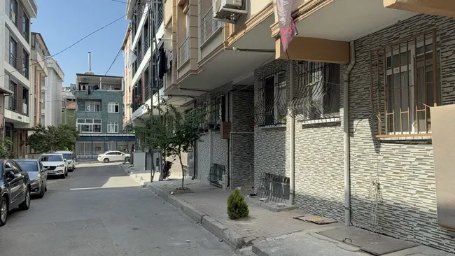 istanbul-kucukcekmecede-kan-donduran-olay-2-ay-once-evlendigi-esini-tek-yumrukla-oldurdu-1751360400154.jpg İstanbul Küçükçekmece'de kan donduran olay: 2 ay önce evlendiği eşini tek yumrukla öldürdü!
