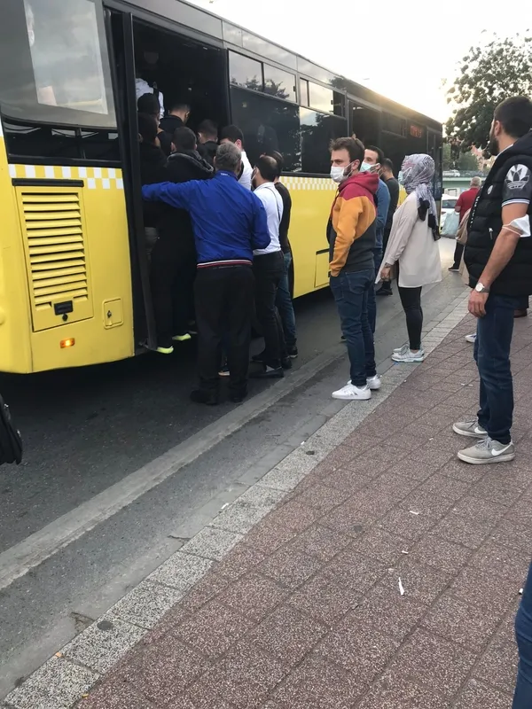 boylesi-daha-once-gorulmedi-sirinevlerde-metrelerce-kuyruk-olustu-1632165125603.jpg
