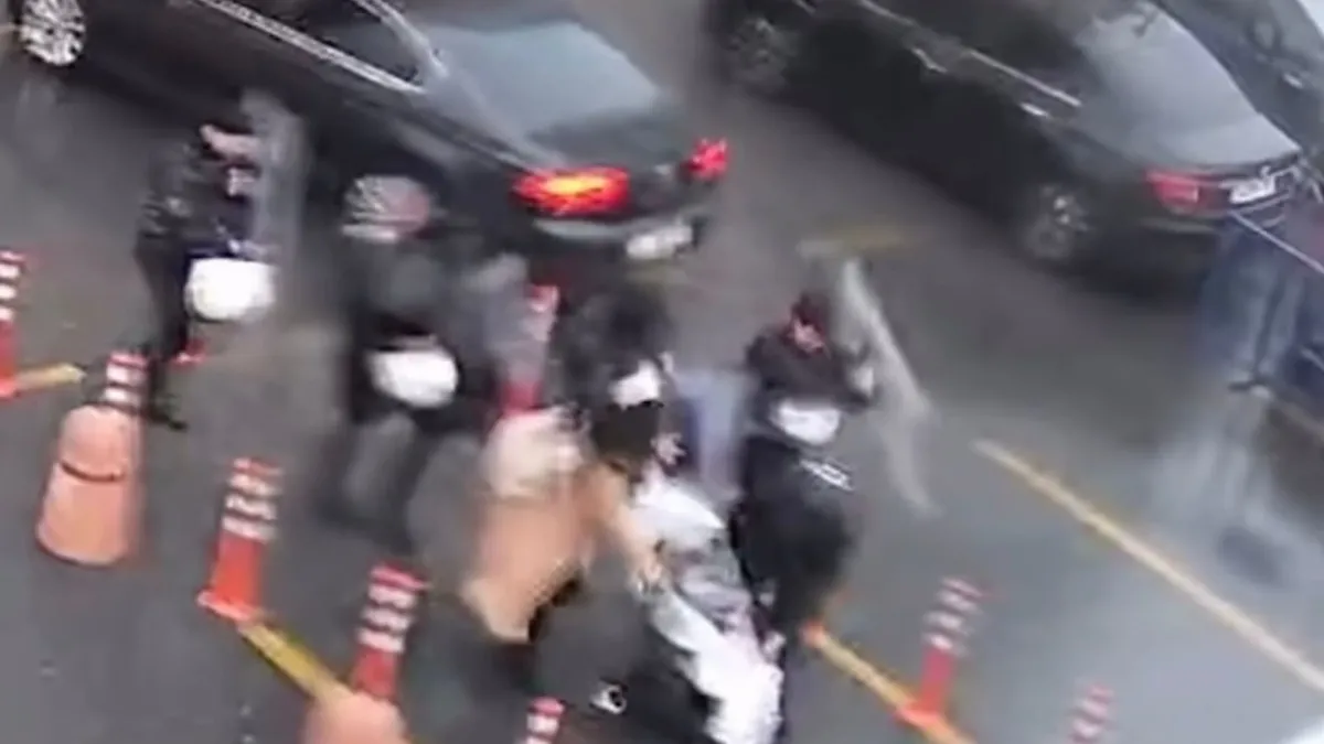 Çevik Kuvvet Polisleri fırtınaya kalkan oldu Çevik Kuvvet Polisleri fırtınaya kalkan oldu