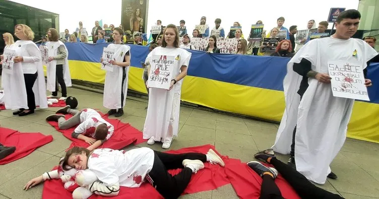 Ukraynalılardan Buca katliamına kefenli ve kanlı eylem