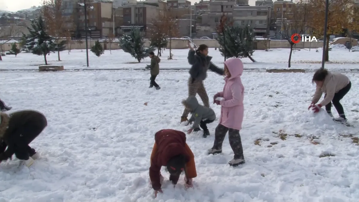 Şanlıurfa’da yıllar sonra kar sevinci! videosunu izle
