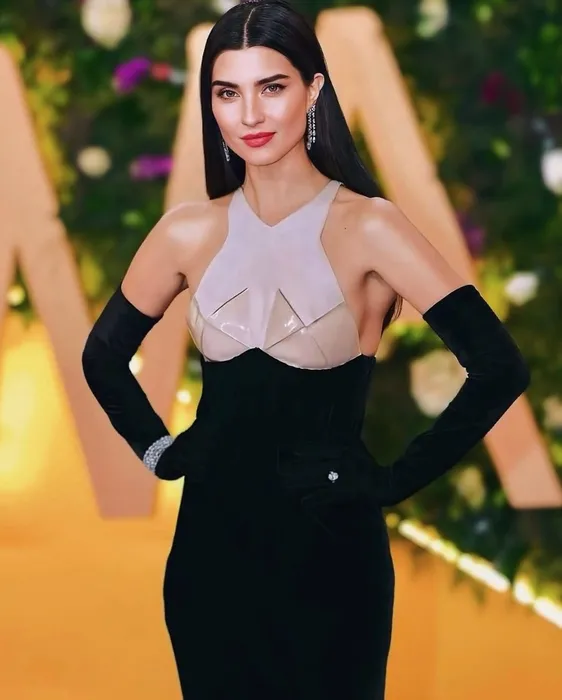 Joy Awards ödüllerine damga vurmuştu! O anlara beğeni yağdı: Tuba Büyüküstün büyüleyici güzelliğine böyle hazırlanmış...