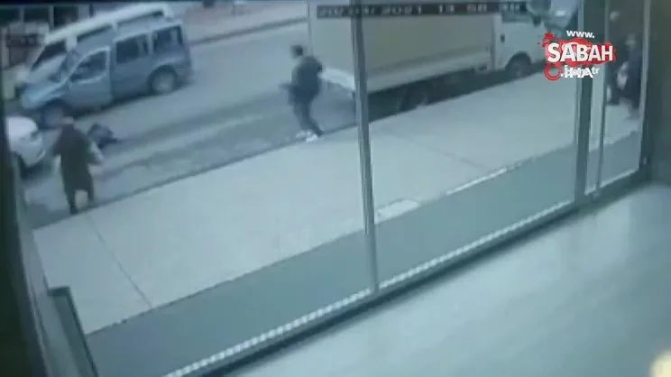 Ümraniye’de yolun karşısına geçmeye çalışan kadına otomobilin çarpma anı kamerada | Video