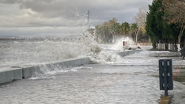 SON DAKİKA HABERLERİ: İstanbul’da sağanak ve kuvvetli lodos hayatı olumsuz etkiledi! Su birikintileri, uçan çatılar, devrilen ağaçlar…