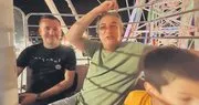 Bağış yapan hayranı ile dönme dolaba bindi