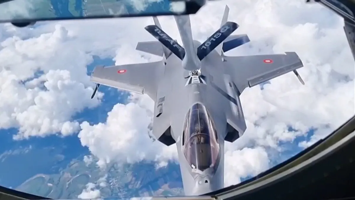 Göklerdeki gücümüz NATO görevinde: Türk Hava Kuvvetleri Danimarka’nın F-35 uçağına havada yakıt ikmali gerçekleştirdi! Göklerdeki gücümüz NATO görevinde: Türk Hava Kuvvetleri Danimarka’nın F-35 uçağına havada yakıt ikmali gerçekleştirdi!