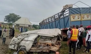 Nijerya’da feci kaza: Yolcu otobüsü kamyona çarptı
